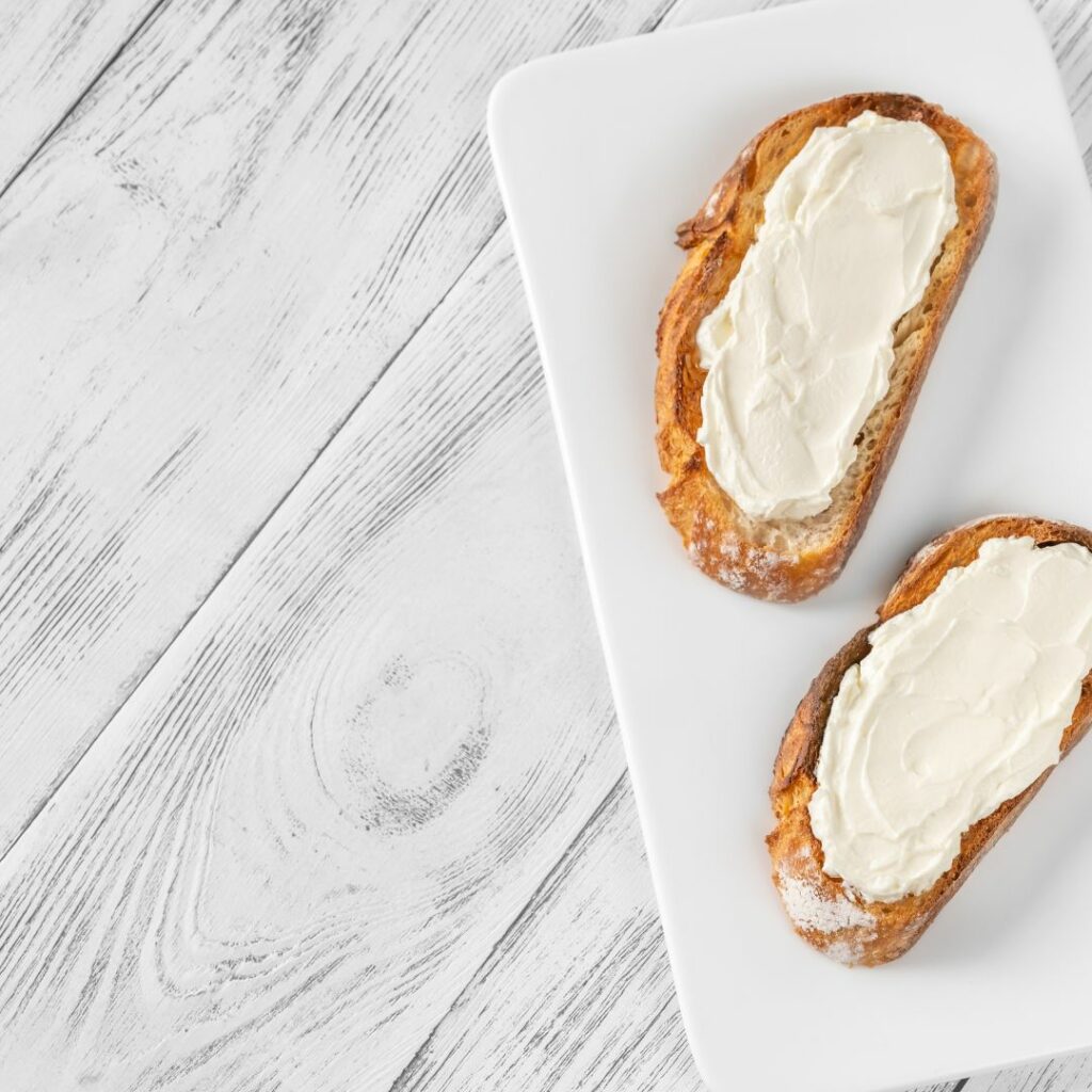 豆漿優格抹醬吐司。除了一般草莓吐司、花生吐司外，試看看將豆乳優格塗抹在土司或麵包上，享受營養的早餐！