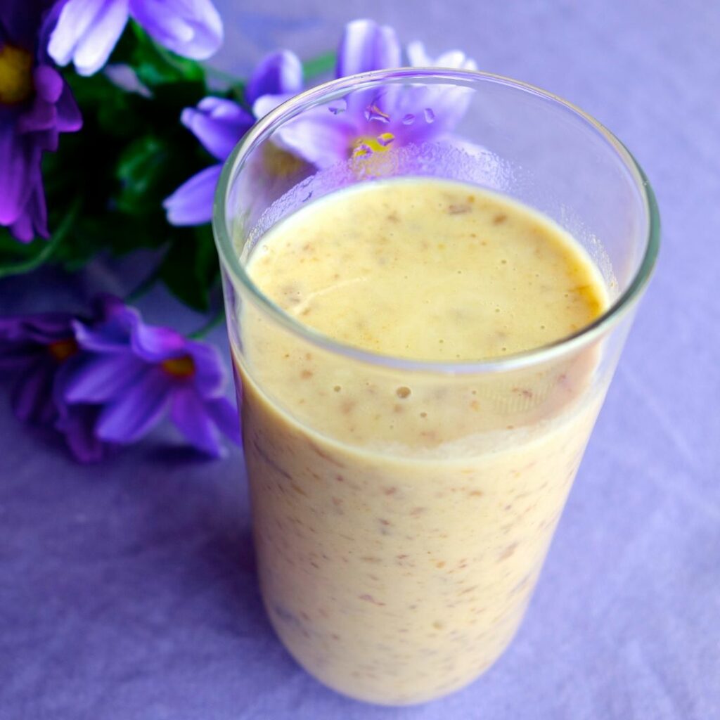 豆漿優格奶昔。將豆漿優格、冷凍後的香蕉（或冷凍草莓），一起放入果汁機攪打均勻（可加水或豆漿，調整至自己喜歡的濃稠度)，即為豆漿優格奶昔。奶昔上面可再撒上亞麻仁仔、開心果等，更具健康與飽足感！